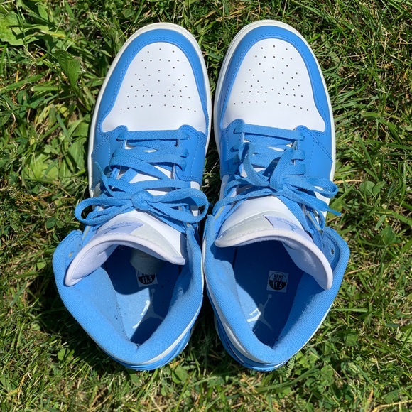 Jordan 1 mid Unc